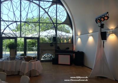 Feiern im Dachsalon der Flora Köln mit einem Dezentem Ton&Licht Setup von ChossonEvent und Musikambiente von DJNycco